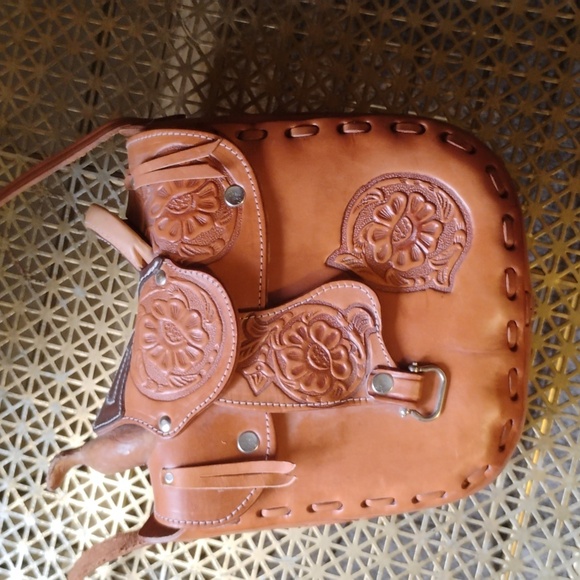 Vintage Saddle Shaped Purse - Picture 4 of 13